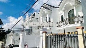 Cần bán 2 căn nhà lầu mái thái tặng nội thất