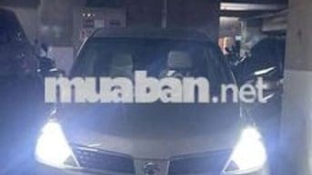 Ô tô Nissan Tiida màu vàng cát, xuất xứ Nhật