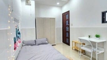 CHO THUÊ PHÒNG ĐẦY ĐỦ NỘI THẤT MẶT TIỀN ĐƯỜNG GẦN Q1