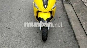 Xe máy Yamaha Nozza màu vàng, số tự động