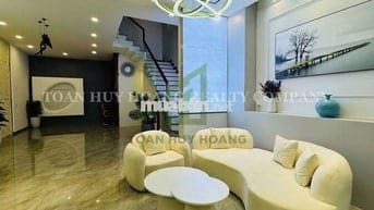 Nhà đẹp khu Regal Pavilion 4 PN hiện đại có thang máy