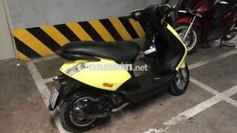 Xe máy Piaggio Zip màu vàng cho nữ