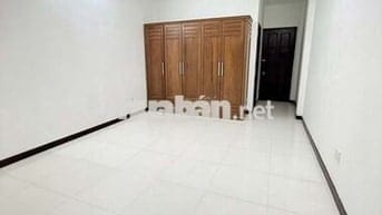 Phòng 30m2 có ban công, đường Lý Chiêu Hoàng