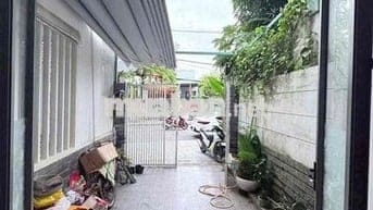 Nhà 2 tầng đúc Nguyễn Phước Nguyên 3PN có sân rộng