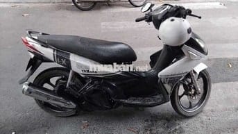 Xe máy Yamaha Nouvo LX màu trắng đen