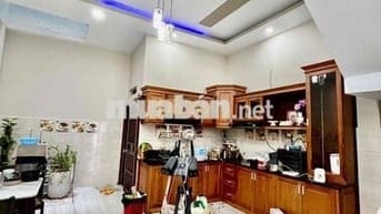 Nhà Mới Đẹp DT 180m2 1Trệt 2Lầu 3Pn 2Wc Sân Thượng Hẻm Ôtô An Ninh