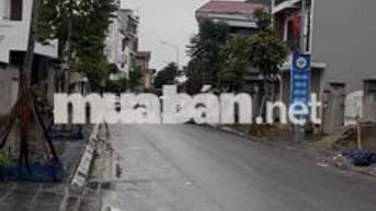 Còn sót lại 2 mảnh hoa hậu phố Phúc Lợi ngõ ô tô tránh nhau