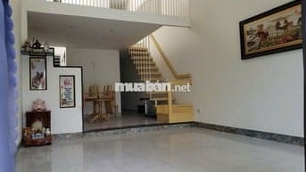 Nhà 1 trệt, 1 lầu, 4 pn 3 toilet 1 phòng khách 1 bếp có sân đậu ô tô