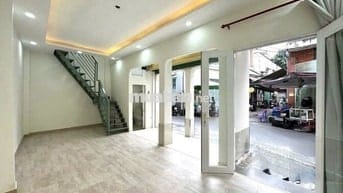 cho thuê nhà căn góc đẹp ốp kính Phan Đình Phùng, 4.6x10m 2 tầng,17 tr