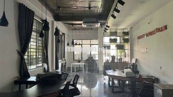 Nhà trống suốt 200m2, ngang 10m kiệt oto vào ra Phạm Như Xương