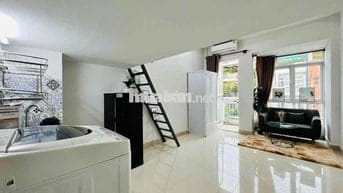 DUPLEX CỬA SỔ TRỜI FULL NỘI THẤT GIÁ HSSV KẾ BÊN Q5