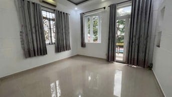 Bán nhà 95,5m2  , mặt đường ô tô , 3 tầng , 4 phòng ngủ , sân ô tô 