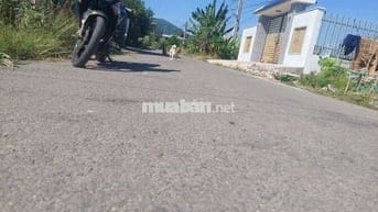 BÁN 1 SÀO2  ẤP 2 TÓC TIÊN, ĐƯỜNG NHỰA, SÁT CHỢ