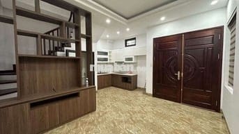 Cho thuê nhà cổ Linh Long Biên 5 tầng 3 ngủ mới koong Giá 10,5 triệu