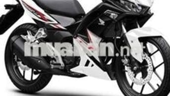 xe winer x v4 màu đen trắng