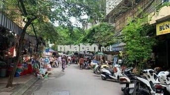 Tập thể tầng 1 72 HA Vĩnh phúc . 70m2. Vỉa hè kinh doanh ô tô tránh