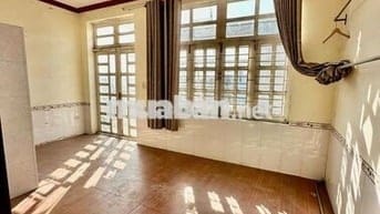 PHÒNG TRỌ BAN CÔNG SIÊU TO SIÊU THOÁNG GẦN TRƯỜNG NTT