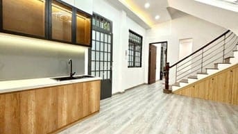 NHÀ NGAY TRUNG TÂM QUẬN 10 – NGANG KHỦNG 12.1M • HẺM XE HƠI • CÁCH MẶT