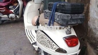 Nhà nhiều xe bán đỡ đang đi bình thường