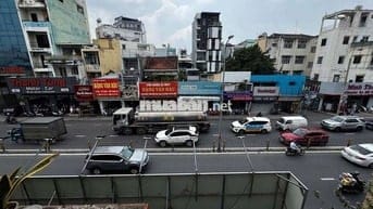 Nhà mình ở dư 1 phòng 30m2 có ban công , MT hoàng văn thụ