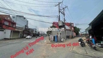 Đất thổ cư xây dựng hoàn công Ok , khu dân cư , không mồ mã :