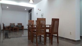 Căn hộ có 2 phòng ngủ, 2WC, thiết kế gỗ đơn giản, thoáng mát 