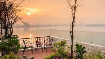 Bán toà căn hộ dịch vụ mặt Hồ Tây, 35 phòng