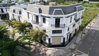 Bán căn nhà đường D8, kế mảng xanh, gần công viên