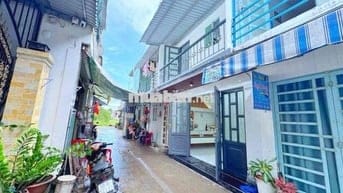 Còn sót 1 căn 890triệu xe hơi vô tận cửa 4x8 cách chợ hưng long 500m