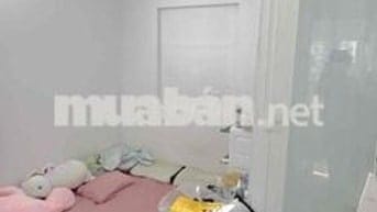 Phòng ngủ tách bếp riêng biệt, có ban công nhỏ