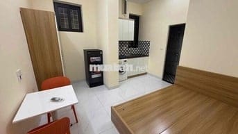 Nhượng phòng trọ tại ngõ 185 Chùa Láng, diện tích 30m2 có thang máy