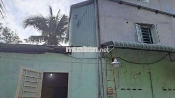 Nhà cấp 4, 1 trệt,1 lầu(gác đúc giả lầu),2 PN,2 tolet gần cầu Phú Long