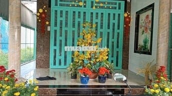 Nhà có sân đậu xe hơi tại Long Tân