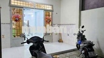 Cho thuê nhà 8tr mới tinh xem nhà thích ngay. Sân rộng hẻm oto nhỏ