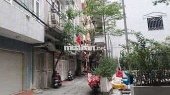 Nhà mặt ngõ 135 , xe tải đỗ cửa , trước của là sân chơi to