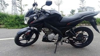 Xe Yamaha FZ150 màu đen sang số mượt, kiểm soát tốt