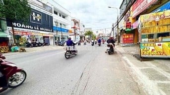 mặt tiền phạm văn thuận 6 mét. dài 31 mét.