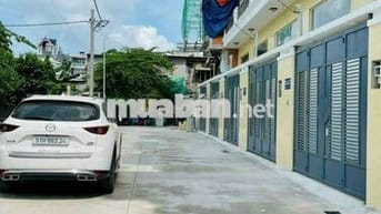 Nhà mới cho thuê 1 trệt 3 lầu, có 4pn,6wc. Hẻm xe hơi, không ngập nước