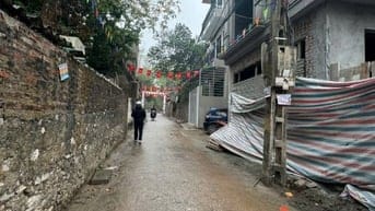 Bán nhà dân xây khung cột , mặt ngõ xe con vào .