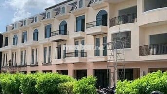 Nhà phố mặt tiền + 163m2 + 3PN view siêu đẹp