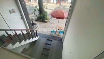 Mặt tiền 3/2 , 1 mặt bằng + 1 phòng phía sau 2 WC