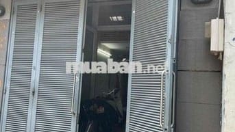 phòng to có ban công thoáng mát hẻm rộng