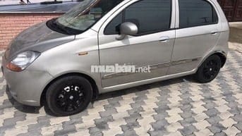 Chevrolet Spark 5 chỗ màu Bạc