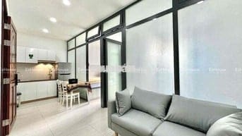 2 Phòng Ngủ - Ban Công - 45m2 - Full Nội Thất - Thang Máy - Sân Bay