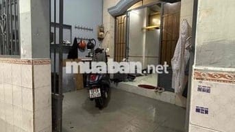 nhà ở riêng lẻ, 1 lầu 3phòng, có sân để xe rộng, 2 nhà vệ sinh,