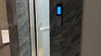 CHO THUÊ PHÒNG TẦNG 3 NHÀ MẶT ĐƯỜNG CÓ THANG MÁY, GẦN TRƯỜNG HỌC, CHỢ,