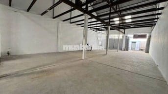 CHo thuê nhà hẻm đường Nguyễn thị nhỏ 8x30m có lửng trống suốt