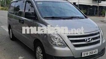 Hyundai Grand Starex 2017 Van 2.5 MT - 100000 km