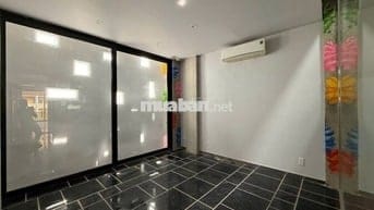 Cho thuê văn phòng lầu 1, 14m2, mặt tiền đường 3 tháng 2 Quận 10