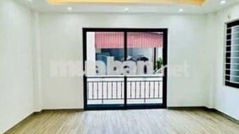 BÁN GẤP NHÀ ĐẸP HOA LÂM - Ô TÔ ĐỖ CỬA , VÀI BƯỚC RA PHỐ .